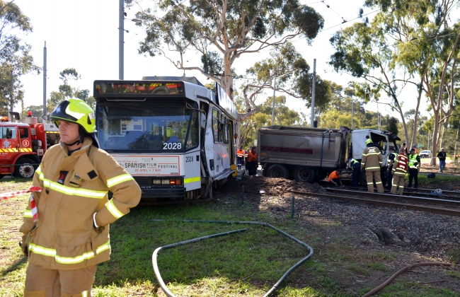 Avustralya'da tramvay ve kamyon çarpıştı